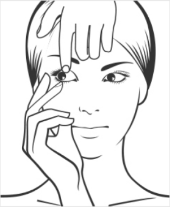 Avec le majeur de votre main dominante, tirez la paupière inférieure vers le bas.