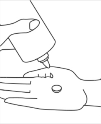 Placez la lentille dans la paume de votre main et versez quelques gouttes de solution d'entretien multifonctions sur la surface de la lentille.